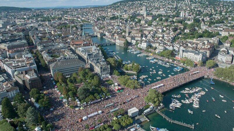 Eine Luftaufnahme zeigt am 10. August 2013 tausende von Menschen während der alljährlichen Straßenparade 'Dance for Freedem!' im Zentrum der Schweizer Stadt Zürich. Eine Luftaufnahme zeigt am 10. August 2013 tausende von Menschen während der alljährlichen Straßenparade 'Dance for Freedem!' im Zentrum der Schweizer Stadt Zürich.