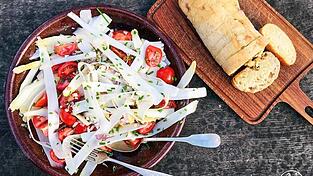 Spargel schmeckt auch roh im Salat sehr gut.