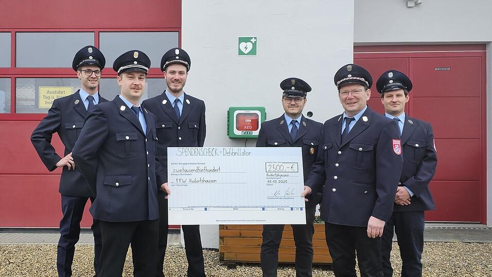 Die Feuerwehr bei der Übergabe des Spendenschecks. Die Feuerwehr bei der Übergabe des Spendenschecks.