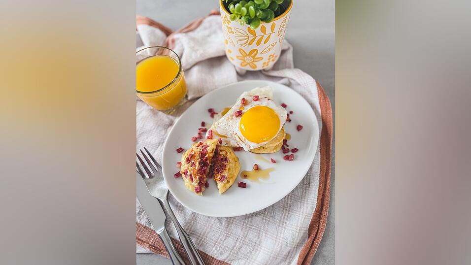 Pfannkuchen mit Speck, Ei und Ahornsirup Pfannkuchen mit Speck, Ei und Ahornsirup