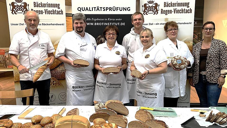 Alle waren zufrieden, denn 80 Prozent der Backwaren erhielten ein „sehr gut“ und 20 Prozent ein „gut“: Prüfer Manfred Stiefel, Obermeister Martin Schnierle, Geschäftsführerin Agnes Birnböck, stellv. Obermeister Patrick Bielmeier, Bianca Schnierle, Petra Schober und Nicole Bielmeier (v.l.) Alle waren zufrieden, denn 80 Prozent der Backwaren erhielten ein „sehr gut“ und 20 Prozent ein „gut“: Prüfer Manfred Stiefel, Obermeister Martin Schnierle, Geschäftsführerin Agnes Birnböck, stellv. Obermeister Patrick Bielmeier, Bianca Schnierle, Petra Schober und Nicole Bielmeier (v.l.)