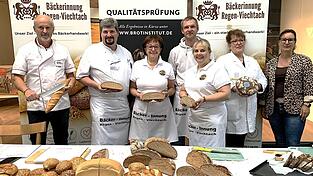 Alle waren zufrieden, denn 80 Prozent der Backwaren erhielten ein &bdquo;sehr gut&ldquo; und 20 Prozent ein &bdquo;gut&ldquo;: Pr&uuml;fer Manfred Stiefel, Obermeister Martin Schnierle, Gesch&auml;ftsf&uuml;hrerin Agnes Birnb&ouml;ck, stellv. Obermeister Patrick Bielmeier, Bianca Schnierle, Petra Schober und Nicole Bielmeier (v.l.)