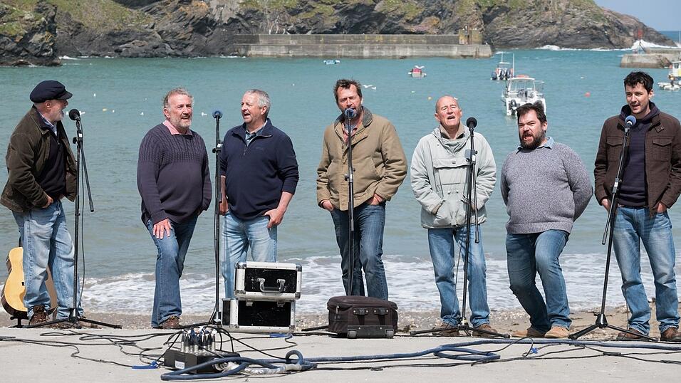 Die Fisherman's Friends live im heimischen Port Isaac mit sanfter Brandungsromantik.