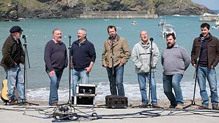 Die Fisherman's Friends live im heimischen Port Isaac mit sanfter Brandungsromantik.