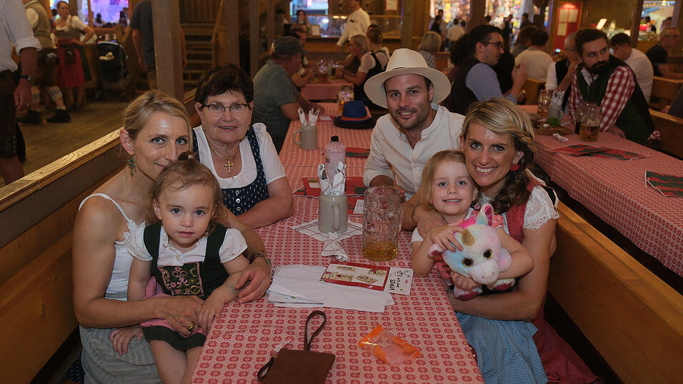 Die Partybilder vom Dienstag, 15. August 2023, aus dem Festzelt Krönner. Die Partybilder vom Dienstag, 15. August 2023, aus dem Festzelt Krönner.