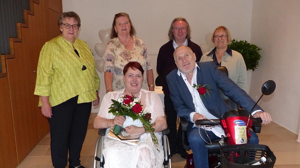 Die Trauung vollzog zweite B&uuml;rgermeisterin Maria Feigl (l.), hier mit Christine Kopf, Erich Hiereth und Ute Birkenhagen, der Schwester des Br&auml;utigams (v.r.).