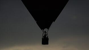 Der Ballon wurde in eine Stromleitung getrieben. (Symbolbild)