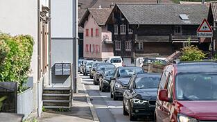 Der Ausweichverkehr aufgrund des Gotthard-Staus belastet das Dorf Amsteg. Der Ausweichverkehr aufgrund des Gotthard-Staus belastet das Dorf Amsteg.