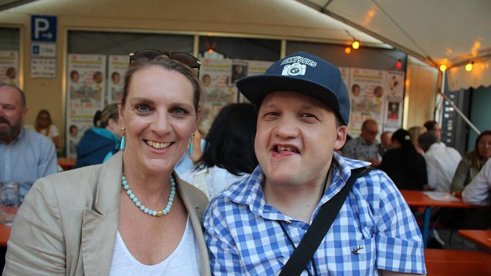 Viele Landshuter genossen ihren Freitagabend auf dem Bismarckplatzfest.