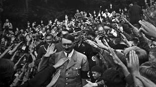 Hitler umringt von Anhängern vor seinem Berghof auf dem Obersalzberg bei Berchtesgaden.