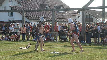 Rund 200 Zuschauer umringten das Areal der einstigen Arena, auf deren Boden die Nachspieltruppe Gladiatorenk&auml;mpfe vorf&uuml;hrte.