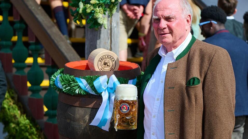 Der FC-Bayern feierte auf der Wiesn - mit dabei Expräsident Hoeneß Der FC-Bayern feierte auf der Wiesn - mit dabei Expräsident Hoeneß