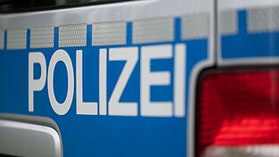 Die Polizei sorgt für Sicherheit bei der Versammlung. (Symbolbild)