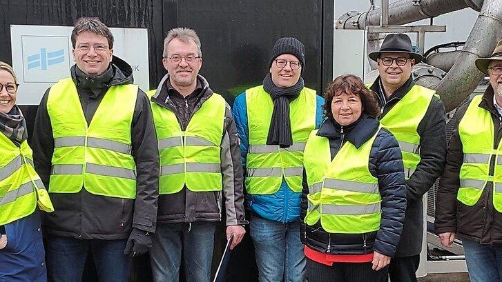 Vertreter des Fachverbandes Biogas und Politiker bei der Besichtigung der Biogasanlage von Erhard und Andreas Gebendorfer.