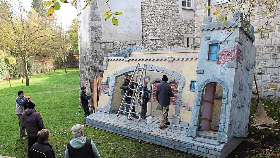 Die Fachleute des Abensberger Krippen- und Kapellenvereins beim Aufstellen der Schiefen Krippe im Schlossgraben.