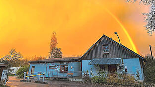 Der Eingangsbereich des Campingplatzes, hier mit spektakul&auml;rer Lichtstimmung