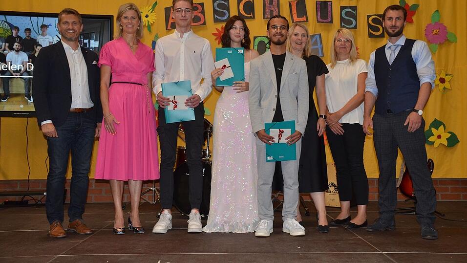 Alexander Schink (2.v.l.), Seline Glenc (M.), Khalid AlHammoud waren die Besten der Elftklässler. Alexander Schink (2.v.l.), Seline Glenc (M.), Khalid AlHammoud waren die Besten der Elftklässler.