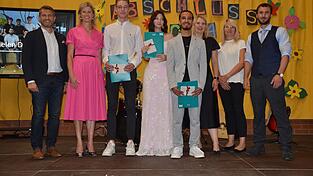 Alexander Schink (2.v.l.), Seline Glenc (M.), Khalid AlHammoud waren die Besten der Elftkl&auml;ssler.