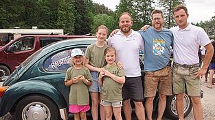 Die 13-j&auml;hrige Johanna (Zweite von links) mit ihrem Auto, ihrer Familie und den Vorsitzenden der K&auml;ferfreunde Bayerwald.