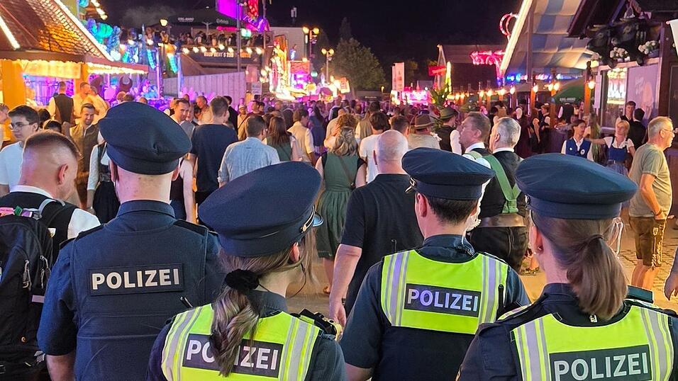 Die Polizei ermittelte in zwei Verdachtsfällen von K.o.-Tropfen auf dem Gäubodenvolksfest. Die Polizei ermittelte in zwei Verdachtsfällen von K.o.-Tropfen auf dem Gäubodenvolksfest.