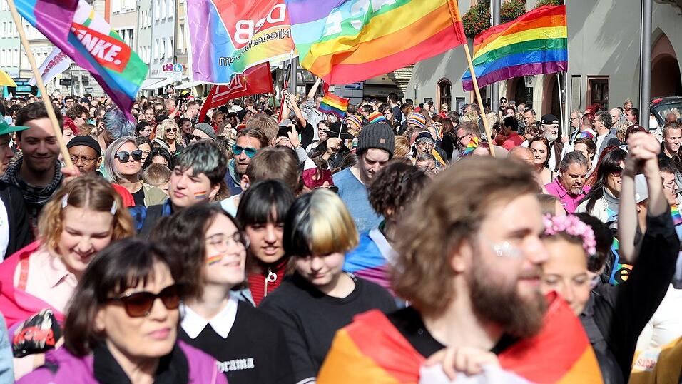Knapp 2.000 Teilnehmer feierten am Samstag in Landhut den ersten Christopher-Street-Day Niederbayerns.