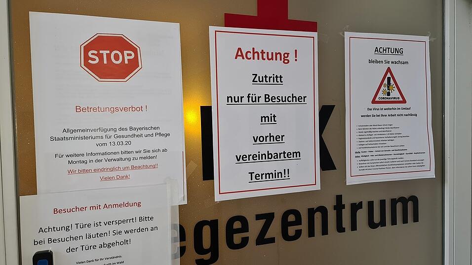 Verbote und Hinweise an den Stationstüren: Sicherheit wird im BRK-Pflegezentrum in der Dr.-Adam-Voll-Straße großgeschrieben. Verbote und Hinweise an den Stationstüren: Sicherheit wird im BRK-Pflegezentrum in der Dr.-Adam-Voll-Straße großgeschrieben.