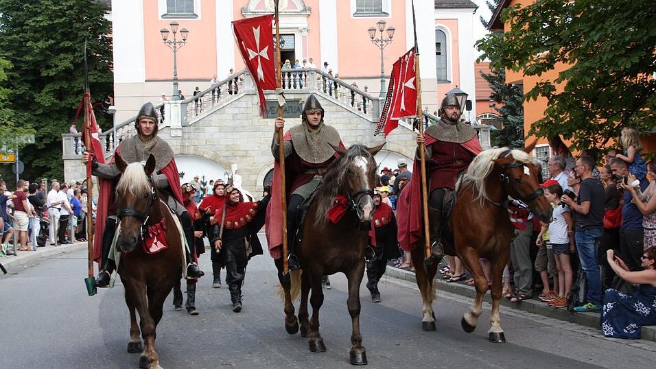 Die schönsten Augenblicke des historischen Drachenstich-Festzuges 2016. Die schönsten Augenblicke des historischen Drachenstich-Festzuges 2016.