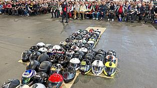 Teilnehmer am Motorradgottesdienst und das Helmkreuz. - Die Gestalter des Motorradgottesdienstes (v.l.) Frank Möwes, Bernd Reuther und Johannes Plank mit der Band im Hintergrund.