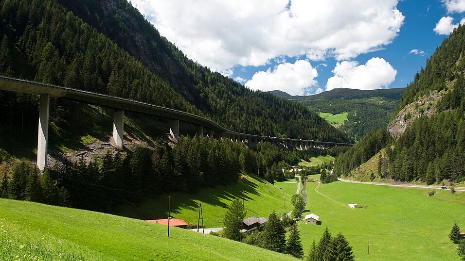 An der Luegbrücke wird inzwischen gebaut - zudem gibt es eine veränderte Verkehrsführung. Das sorgt für Staus. (Archivbild) An der Luegbrücke wird inzwischen gebaut - zudem gibt es eine veränderte Verkehrsführung. Das sorgt für Staus. (Archivbild)