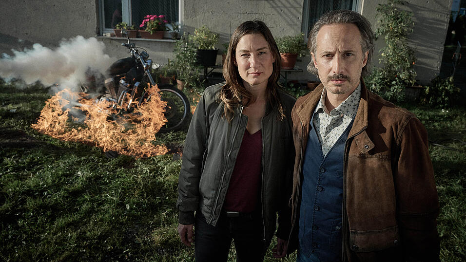 Frederike Bader (Marie Leuenberger) und Ferdinand Zankl (Michael Ostrowksi) vor einem brennenden Motorrad in einer Szene aus der Folge 'Der rote Wolf' aus der Krimireihe 'Ein Krimi aus Passau' (undatiert). Der Krimi 'Der rote Wolf. Ein Krimi aus Passau' wird am 11.09.2025 in der ARD ausgestrahlt. Frederike Bader (Marie Leuenberger) und Ferdinand Zankl (Michael Ostrowksi) vor einem brennenden Motorrad in einer Szene aus der Folge 'Der rote Wolf' aus der Krimireihe 'Ein Krimi aus Passau' (undatiert). Der Krimi 'Der rote Wolf. Ein Krimi aus Passau' wird am 11.09.2025 in der ARD ausgestrahlt.