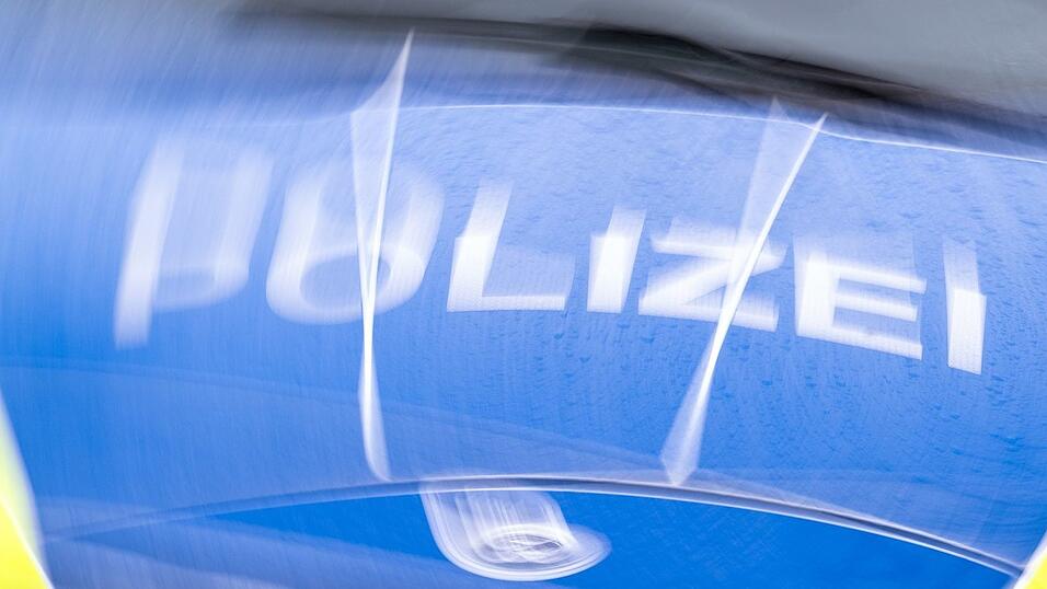 Bei einem Verkehrsunfall in Niederbayern ist eine dreiköpfige Familie ums Leben gekommen. (Symbolbild) Bei einem Verkehrsunfall in Niederbayern ist eine dreiköpfige Familie ums Leben gekommen. (Symbolbild)