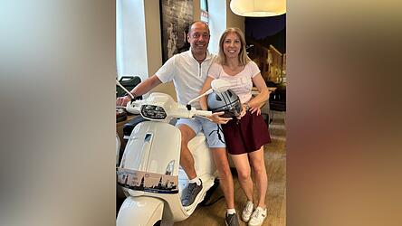 Umberto Longo mit Ehefrau Stefania di Biasi mit dem Hauptpreis der Tombola: einer nagelneuen schmucken Vespa.
