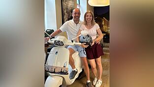 Umberto Longo mit Ehefrau Stefania di Biasi mit dem Hauptpreis der Tombola: einer nagelneuen schmucken Vespa.