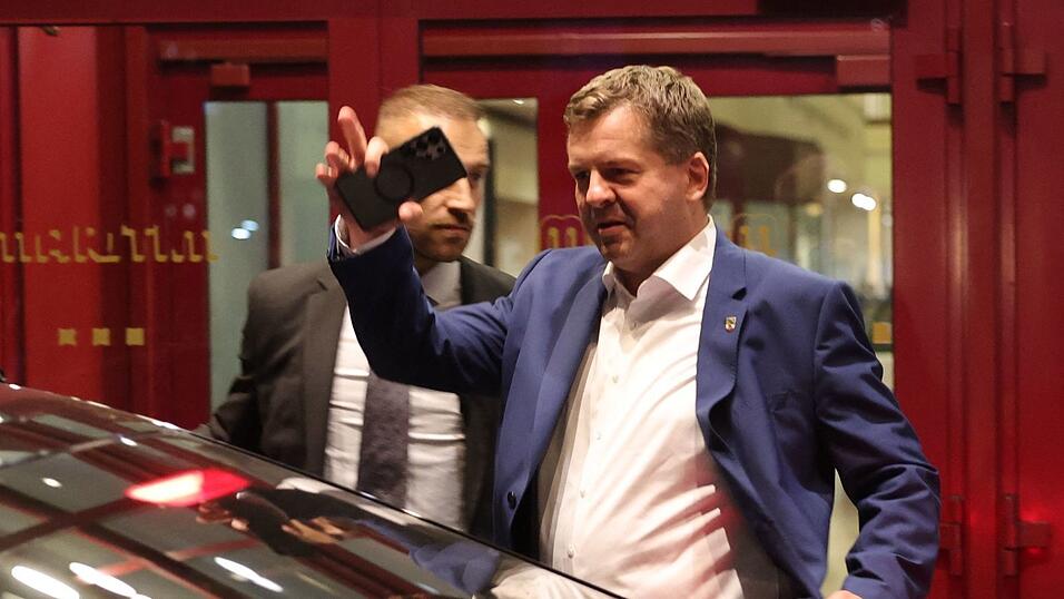 Ministerpräsident und CDU-Landeschef Sven Schulze will am Abend mit dem Landesvorstand in Sachsen-Anhalt über das weitere Vorgehen sprechen. Ministerpräsident und CDU-Landeschef Sven Schulze will am Abend mit dem Landesvorstand in Sachsen-Anhalt über das weitere Vorgehen sprechen.