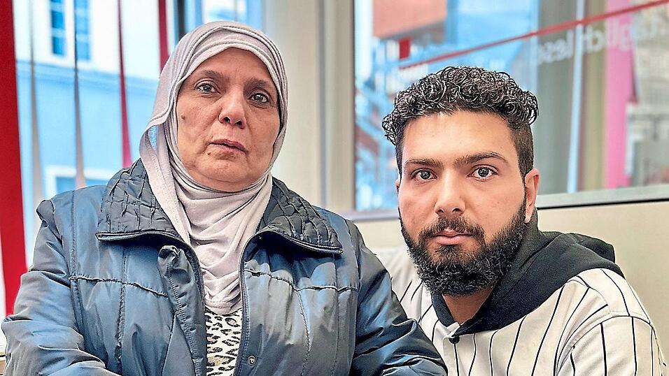Panisch vor Angst, was die kommenden Tage bringen: Der 23-jährige Miro mit seiner Mutter Hamdiyah Al-Nuaim, die abgeschoben werden soll. Panisch vor Angst, was die kommenden Tage bringen: Der 23-jährige Miro mit seiner Mutter Hamdiyah Al-Nuaim, die abgeschoben werden soll.