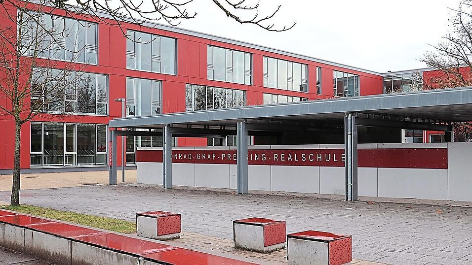 Die Conrad-Graf-Preysing-Realschule wird nach den Ferien wieder mit Schülerleben gefüllt. Präsenzunterricht hat Priorität. Die Conrad-Graf-Preysing-Realschule wird nach den Ferien wieder mit Schülerleben gefüllt. Präsenzunterricht hat Priorität.