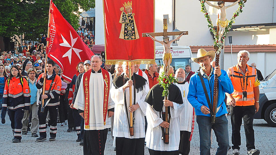 Straubinger Pilger beim Einzug in Altötting.