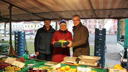 Rosemarie und Michael Wanninger werden von Bürgermeister Hans Schmalhofer verabschiedet. Rosemarie und Michael Wanninger werden von Bürgermeister Hans Schmalhofer verabschiedet.