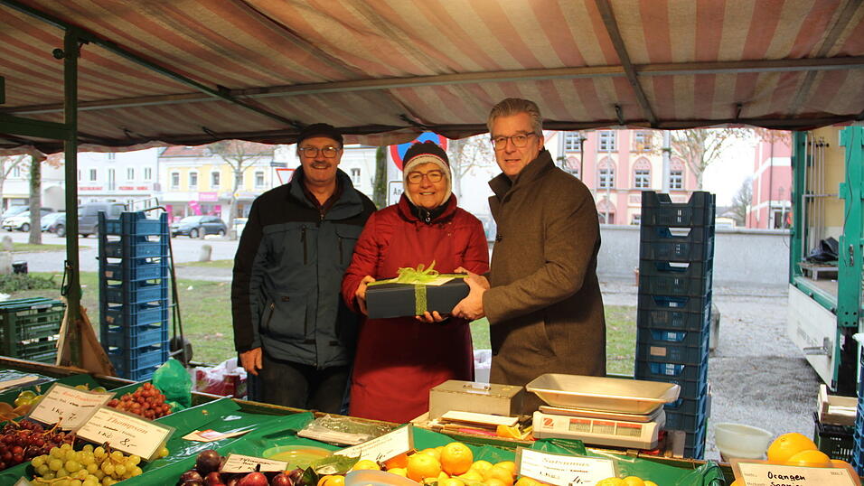Rosemarie und Michael Wanninger werden von Bürgermeister Hans Schmalhofer verabschiedet. Rosemarie und Michael Wanninger werden von Bürgermeister Hans Schmalhofer verabschiedet.