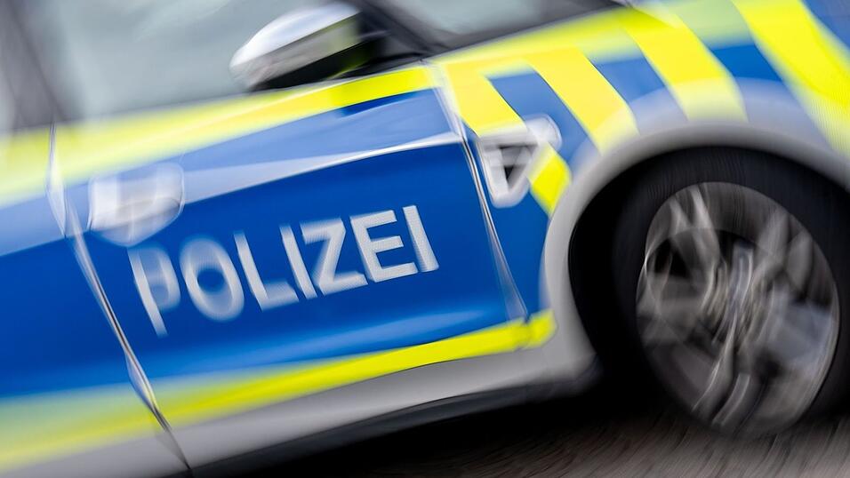 Zwei Polizisten wurden bei dem Unfall schwer verletzt. (Symbolbild)
