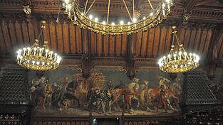 Der Rathausprunksaal wurde zwischen 1876 und 1880 von Georg von Hauberrisser, dem späteren Erbauer des Münchner Neuen Rathauses, neugotisch ausgestaltet. Die Wandgemälde Münchner Historienmaler zeigen die Landshuter Hochzeit von 1475 - und dienten als Inspiration für die Aufführung des historischen Festspiels. Der Rathausprunksaal wurde zwischen 1876 und 1880 von Georg von Hauberrisser, dem späteren Erbauer des Münchner Neuen Rathauses, neugotisch ausgestaltet. Die Wandgemälde Münchner Historienmaler zeigen die Landshuter Hochzeit von 1475 - und dienten als Inspiration für die Aufführung des historischen Festspiels.