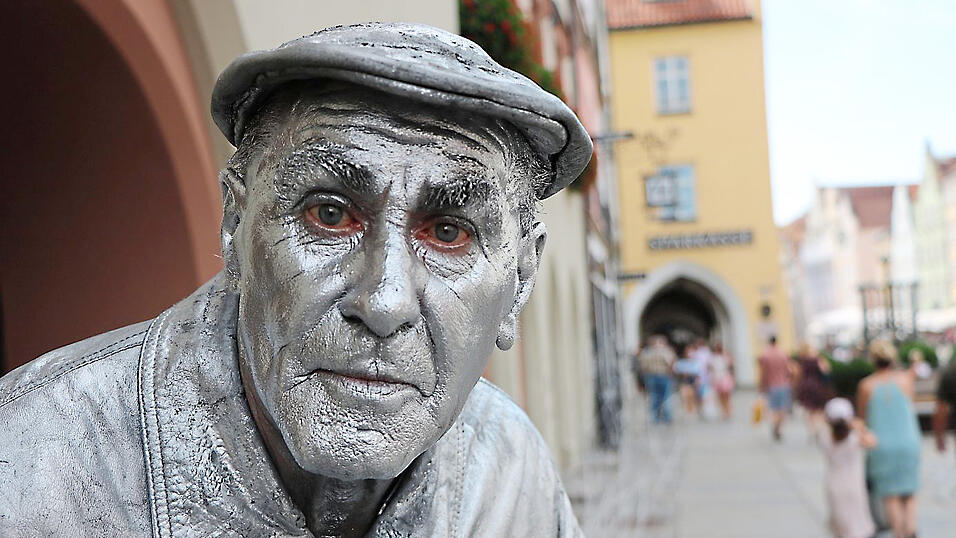 Ludwig Rederer stand &uuml;ber 20 Jahre lang entweder an der Ecke zur Theaterstra&szlig;e oder vor dem Rathaus auf einem kleinen Podest.