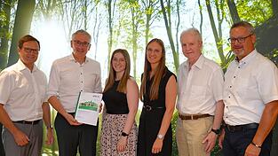 Georg Kagermeier (v. l.), Direktor der AOK-Direktion, Landrat Werner Bumeder, AOK-Mitarbeiterin Michaela Hysa, Verena Eberl, Gesundheitsregion plus Dingolfing-Landau, Dr. Ewald Hottenroth, Gesundheitsamt Dingolfing-Landau, und Markus Schuirer von der AOK Straubing