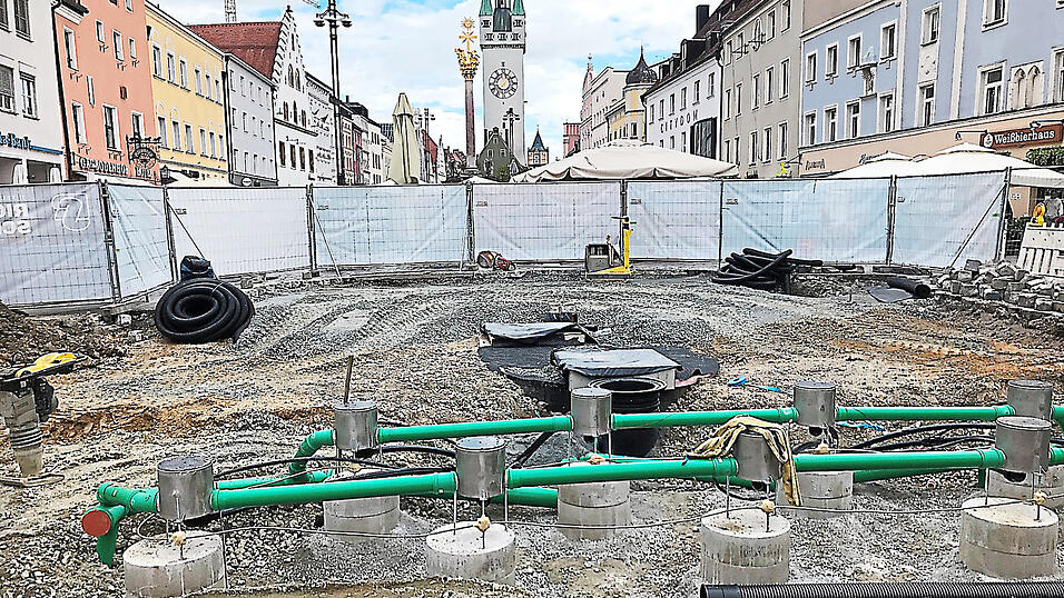 Acht der insgesamt neun Fontänentöpfe sind auf diesem Foto zu sehen. In den schwarzen Leitungen wird das Wasser zu den Düsen gepumpt, in den grünen Leitungen läuft es zurück zum Filter und Wasserspeicher.