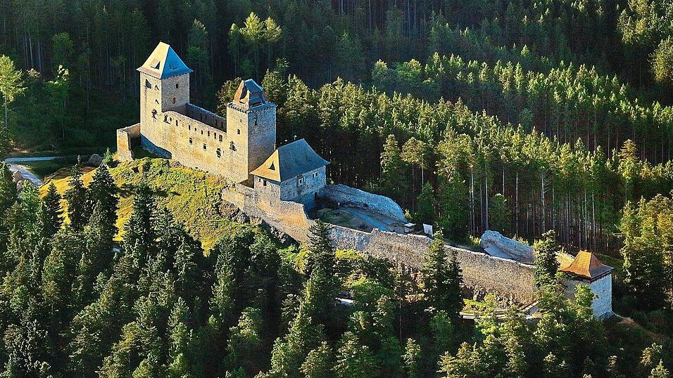 Die Burg Kašperk ist mit ihrer Lage auf 886 Metern Tschechiens höchstgelegene Königsburg. Die Burg Kašperk ist mit ihrer Lage auf 886 Metern Tschechiens höchstgelegene Königsburg.