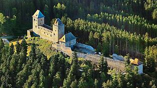 Die Burg Kašperk ist mit ihrer Lage auf 886 Metern Tschechiens höchstgelegene Königsburg. Die Burg Kašperk ist mit ihrer Lage auf 886 Metern Tschechiens höchstgelegene Königsburg.