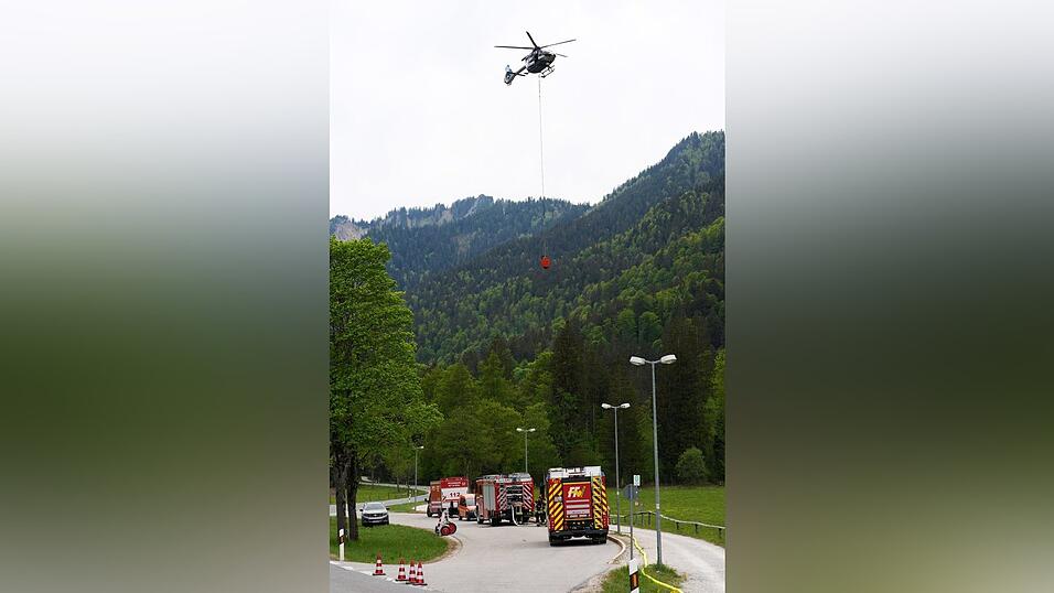 Einsatzkr&auml;fte am Boden unterst&uuml;tzen die L&ouml;schbem&uuml;hungen  aus der Luft.