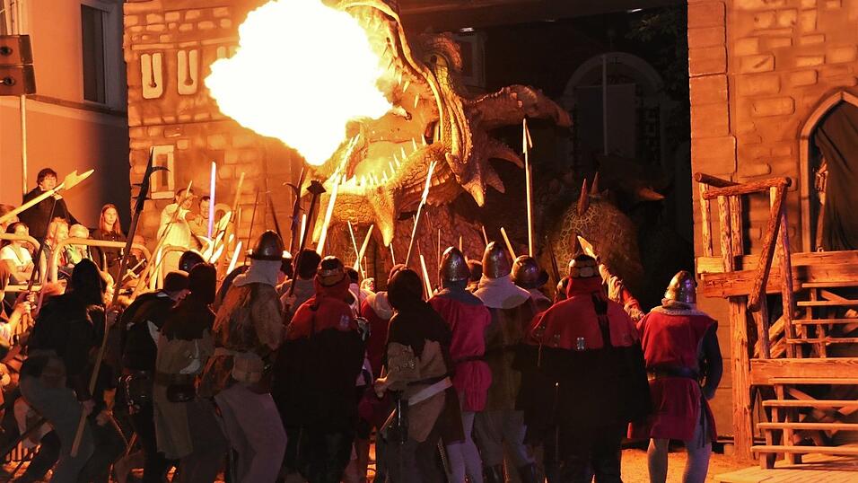 Bilder der Gruppe 'Gr&uuml;n' des Drachenstich-Festspiels.