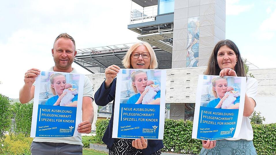 Freuen sich über das neue Angebot: stellvertretender Schulleiter Herbert Marek (v. l.), Vorstand Dr. Inge Wolff und Pflegedirektorin Anja Herzog. Freuen sich über das neue Angebot: stellvertretender Schulleiter Herbert Marek (v. l.), Vorstand Dr. Inge Wolff und Pflegedirektorin Anja Herzog.