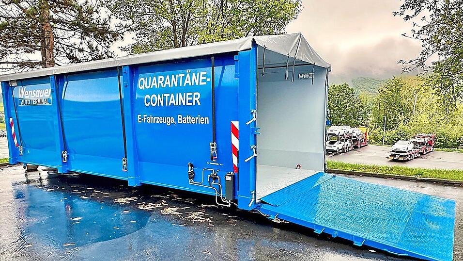 Braucht so etwas bald jedes Autohaus, auf dessen Gelände beschädigte E-Fahrzeuge stehen? Zumindest ist ein Quarantäneplatz, der entsprechende Vorgaben erfüllt, notwendig. Erich Wensauer hat sich nun diesen Container bauen lassen, um für die Vielzahl seiner Elektrofahrzeuge gewappnet zu sein. Braucht so etwas bald jedes Autohaus, auf dessen Gelände beschädigte E-Fahrzeuge stehen? Zumindest ist ein Quarantäneplatz, der entsprechende Vorgaben erfüllt, notwendig. Erich Wensauer hat sich nun diesen Container bauen lassen, um für die Vielzahl seiner Elektrofahrzeuge gewappnet zu sein.